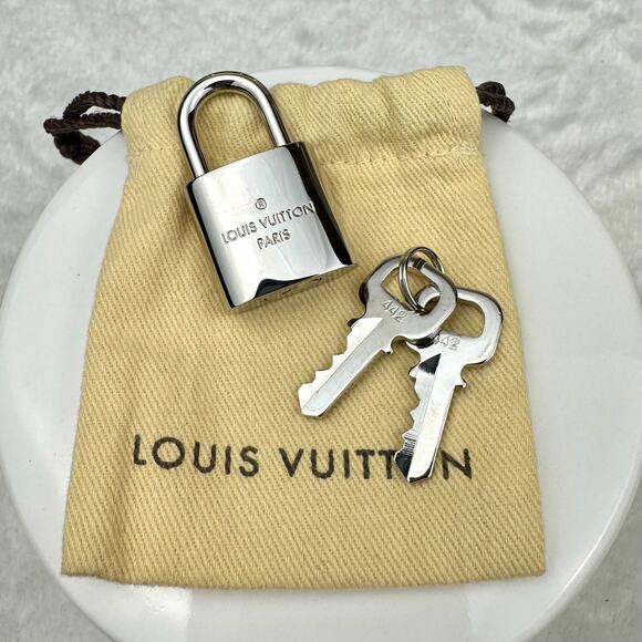 Louis Vuitton Silver Lock and 2 Keys #442 BRAND NEW comes with free chain too! - Picture 5 of 10